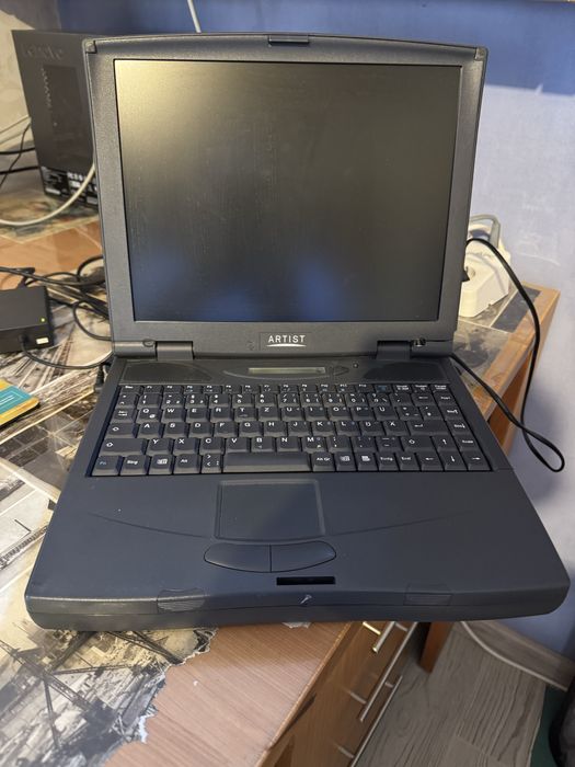 Laptop vintage cu CPU Intel Tillamook 266 MHz