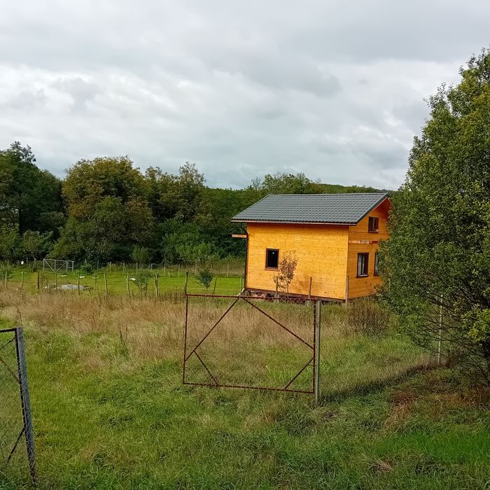Teren cu cabană de lemn, de vânzare.