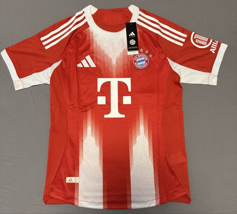 Футболен екип на Bayern Munchen. 2025/2026