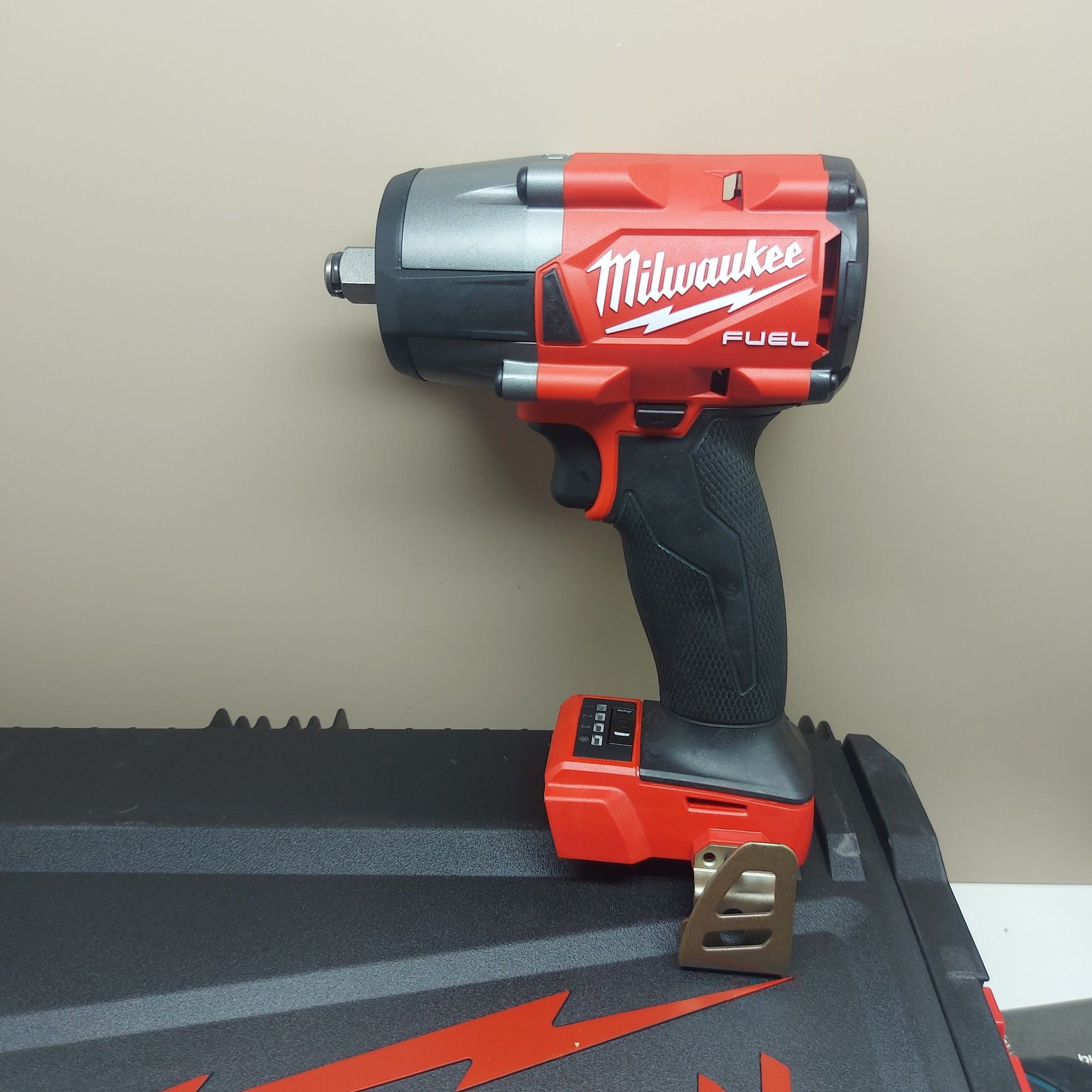 ПРОМОЦИЯ.Мощен гайковерт Milwaukee M18 FMTIW2F12-0