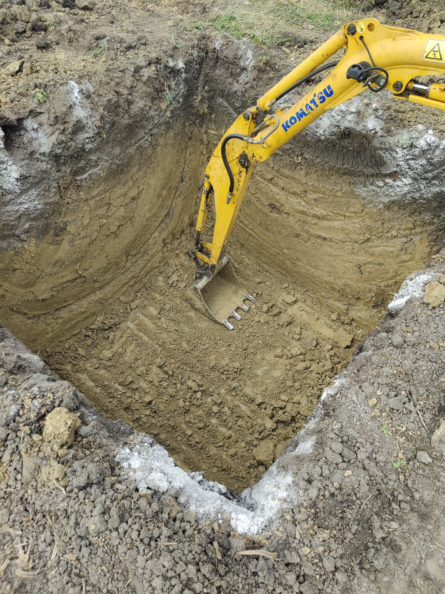 Închiriez miniexcavator cu operator