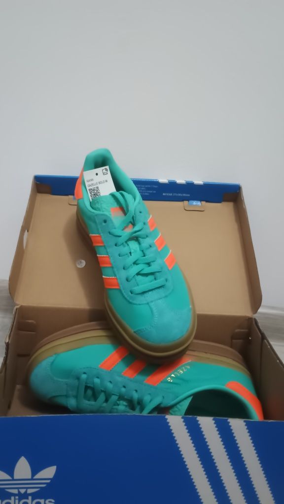 Адидас gazelle оригинални нови с етикет