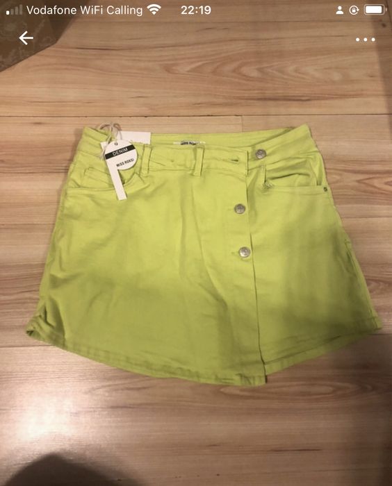 Pantaloni scurti tip fusta