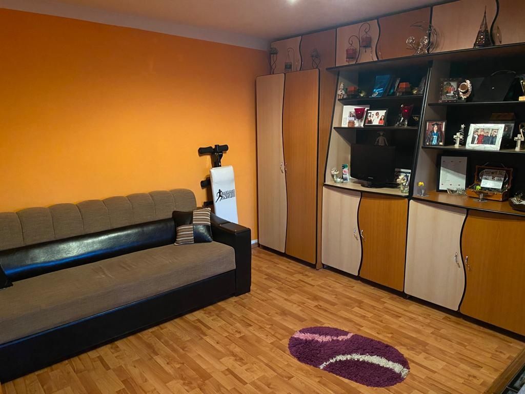 Vand apartament zona Crihala