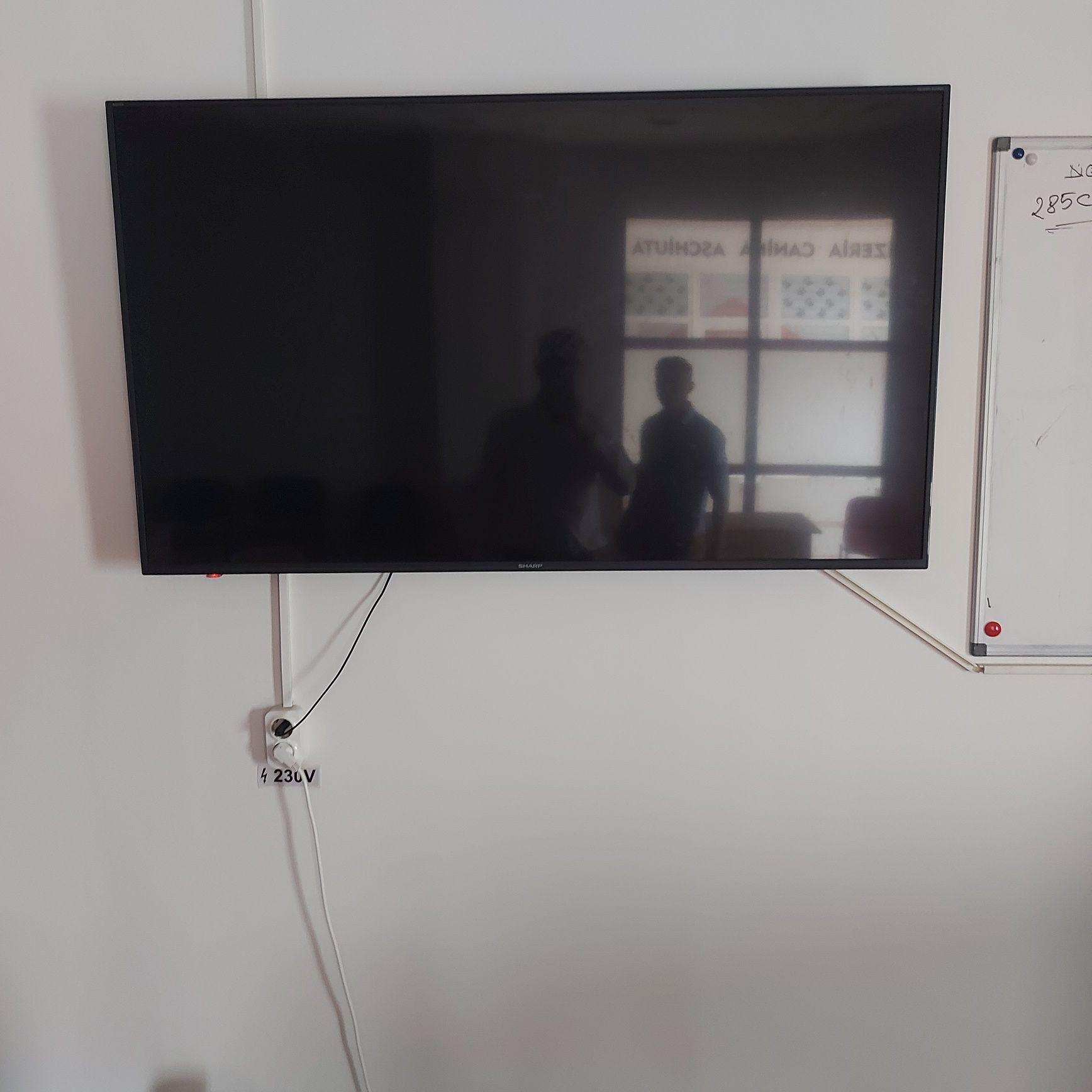 Televizor Smart Sharp 151cm  Full HD, perfect pentru filme și meciuri