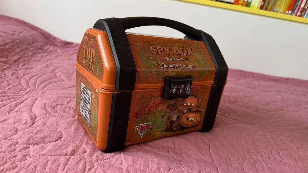 Арбалет, карта на света ,лаптоп, майсторска масичка,матю, топка