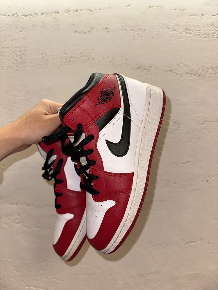 Nike Air Jordan 1 Mid “Chicago”