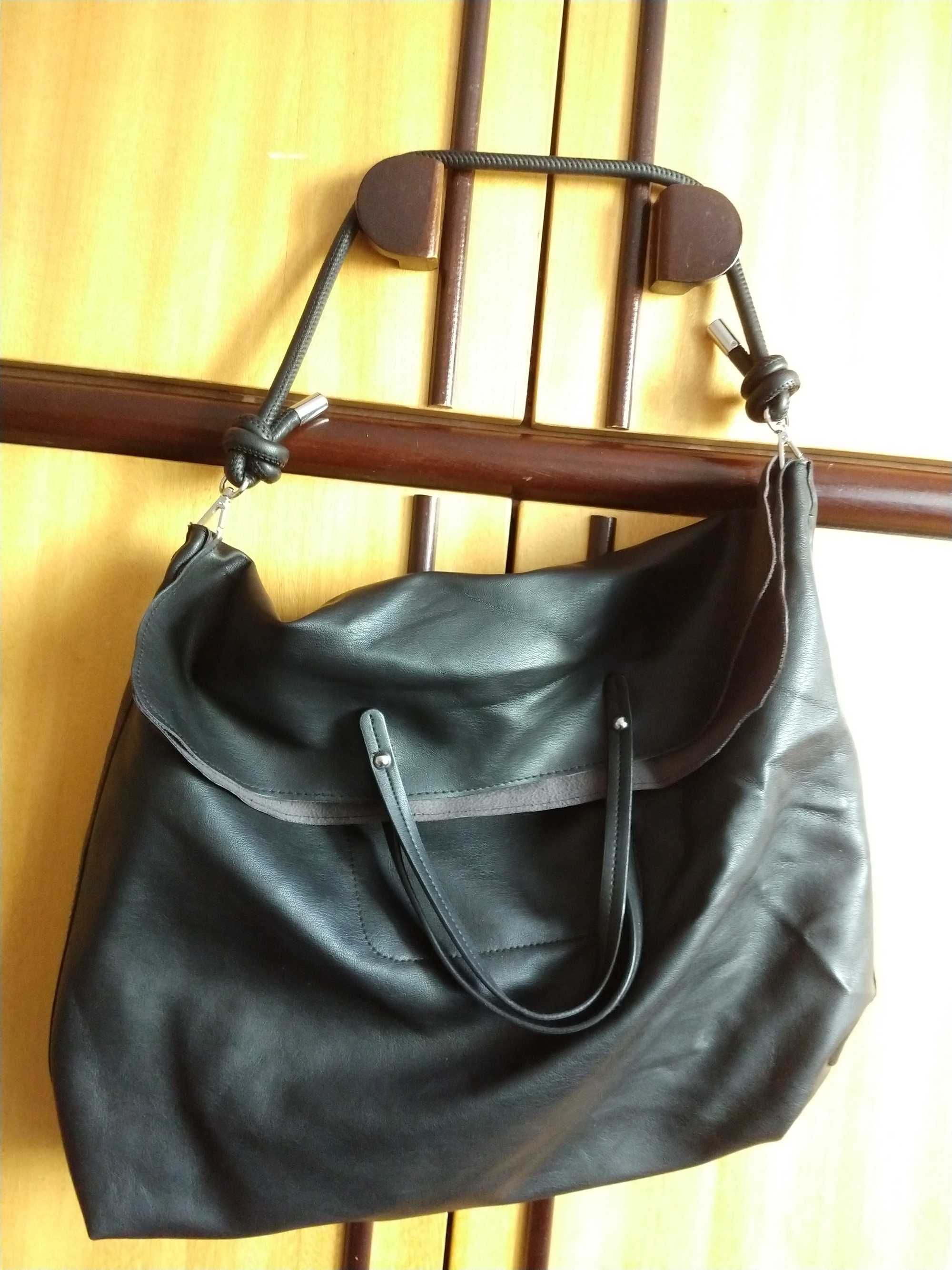 Модерна и елегантна черна дамска чанта с аксесоар към нея