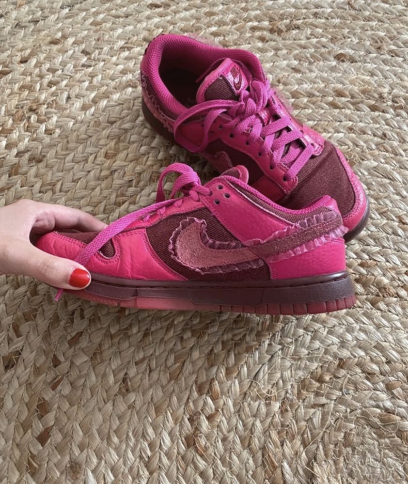 Nike dunk valentine’s day edition