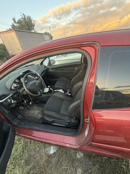 Peugeot 207 1.4 бензин само на части
