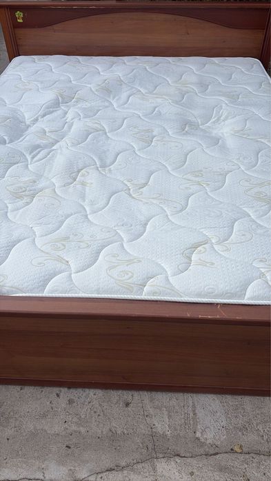 Кровать с матрасом