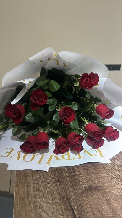 Цветы свежие, розы 13 штук