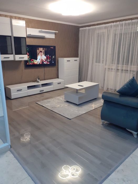 Inchiriez apartament 3 camere decomandat in centru