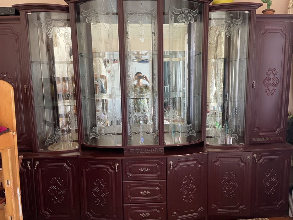 Сервант б/у. Сотилади