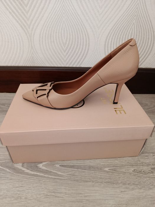 Каблукли туфли сотилади