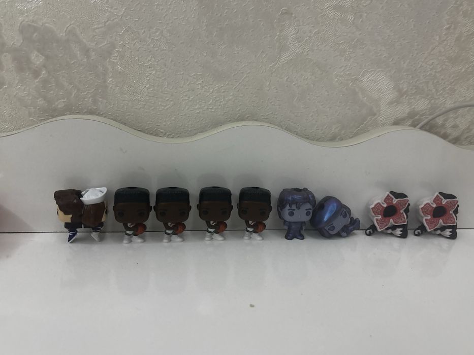 Фигурки очень странные дела киндер джой