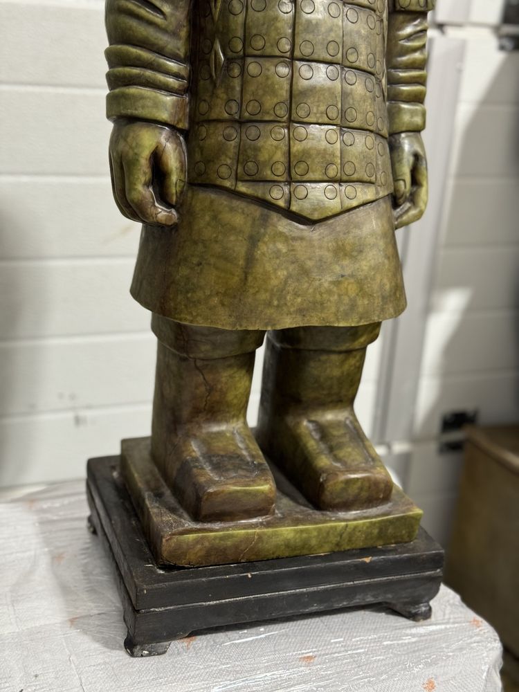 Doua statuete din jad pe soclu de lemn