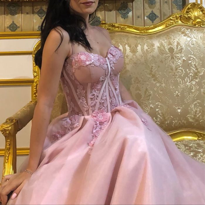 Нежна Розова Бална Рокля с Корсет Принцеса