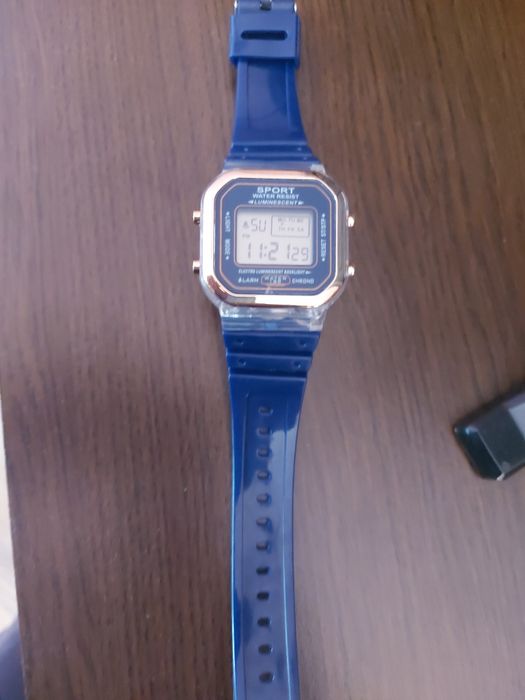 Vând ceas iluminator nou