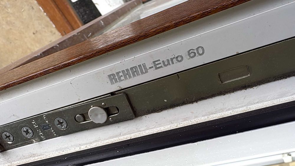 Vand usa intrare, geamuri si usi interioare