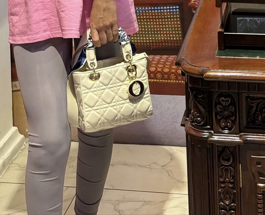 Женская сумка белого цвета Диор