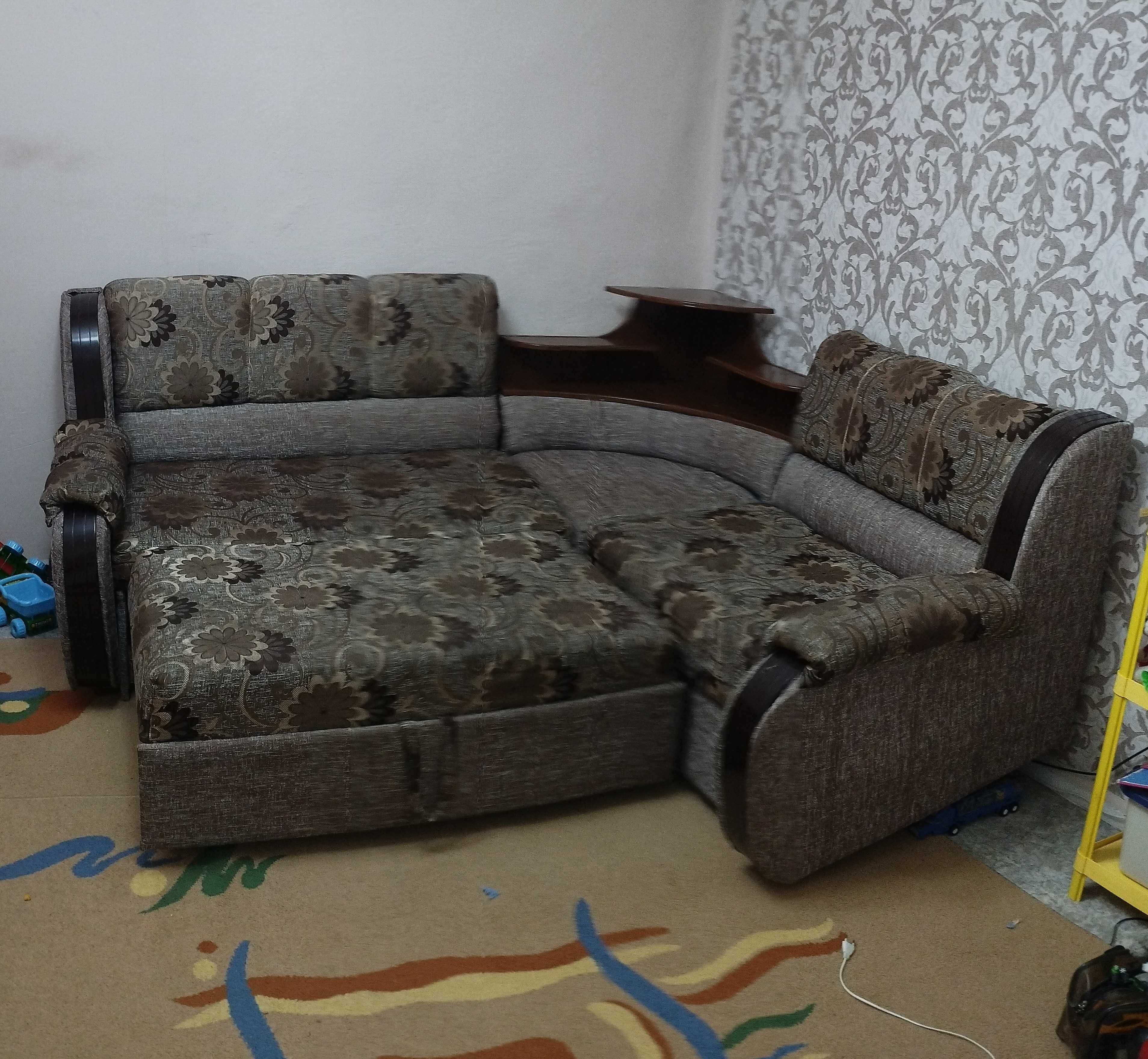 Продам диван для гостиной бу