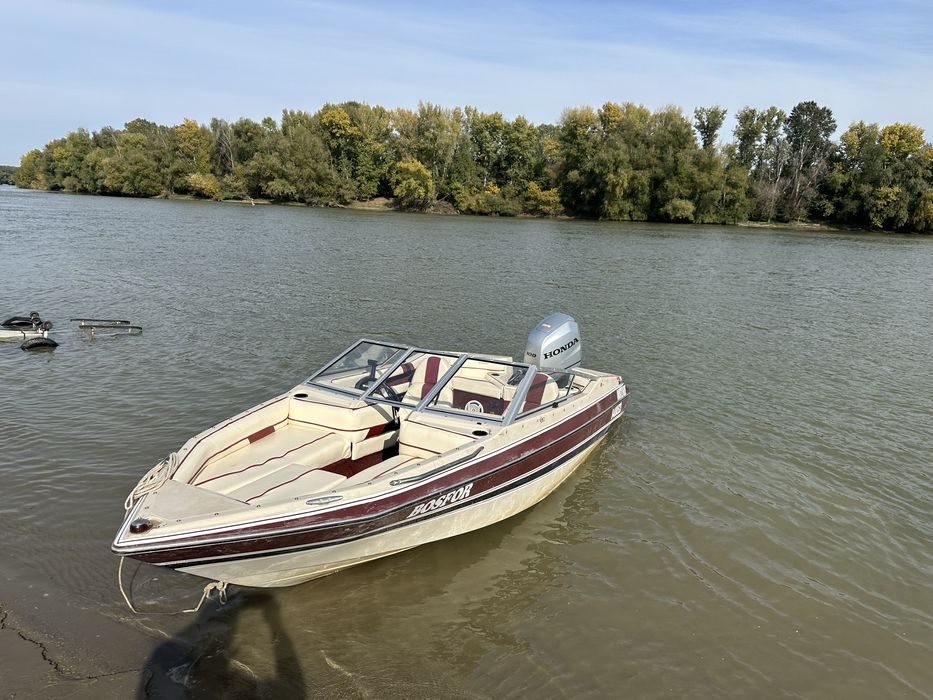 Barca cu motor si peridoc