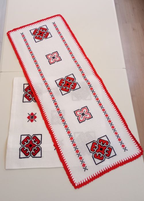 Ștergar de masă + pernuță decorativă