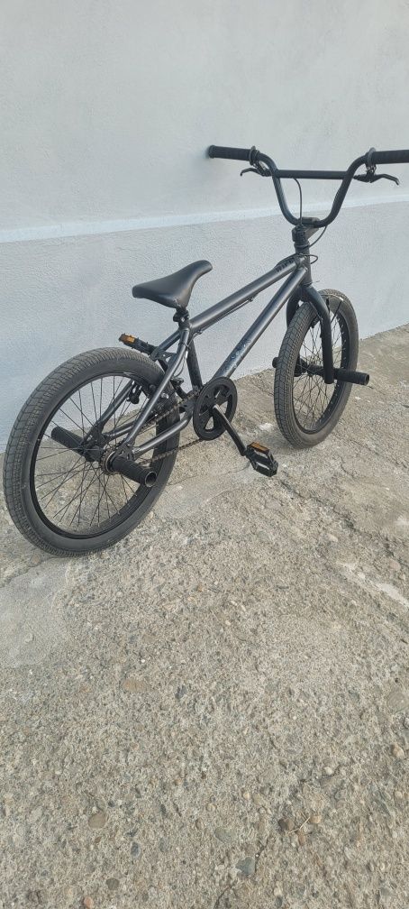 Vând BMX în stare buna cu mici zgârieturi cu 4 peguri