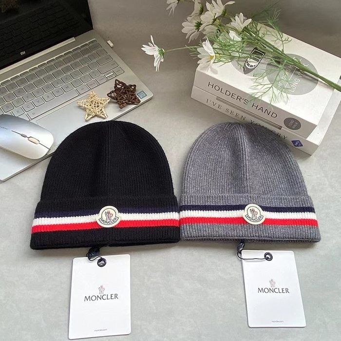 Шапка для зимы moncler