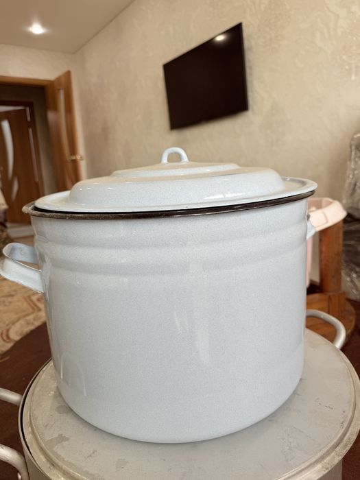 Продам эмалированную кастрюлю
