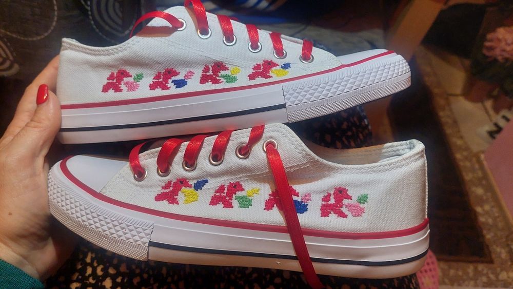 Дамски кецове с ръчно бродирана шевица