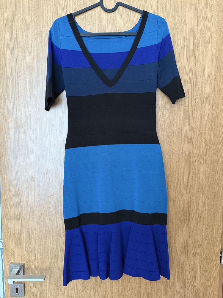 Продавам рокля Karen Millen