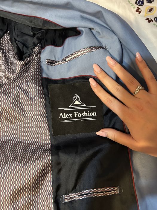 Vând costum eveniment