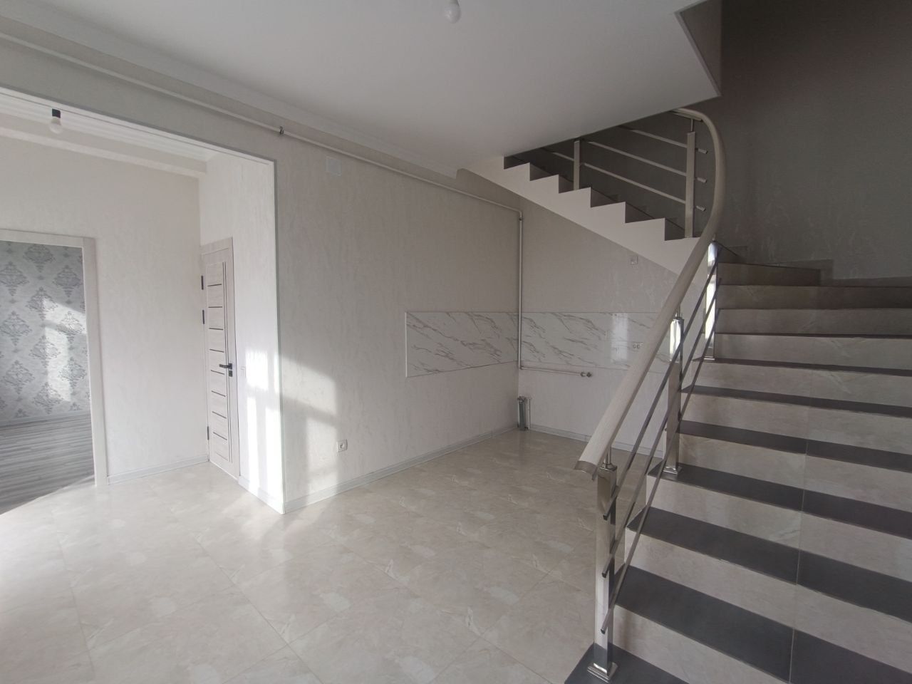 Евро коттедж. 2 этажа. 3 комнаты. 85 м² ремонт под ключ Сергели. Кирпи