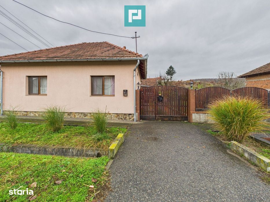 Casă renovată în localitatea Comănești, Arad