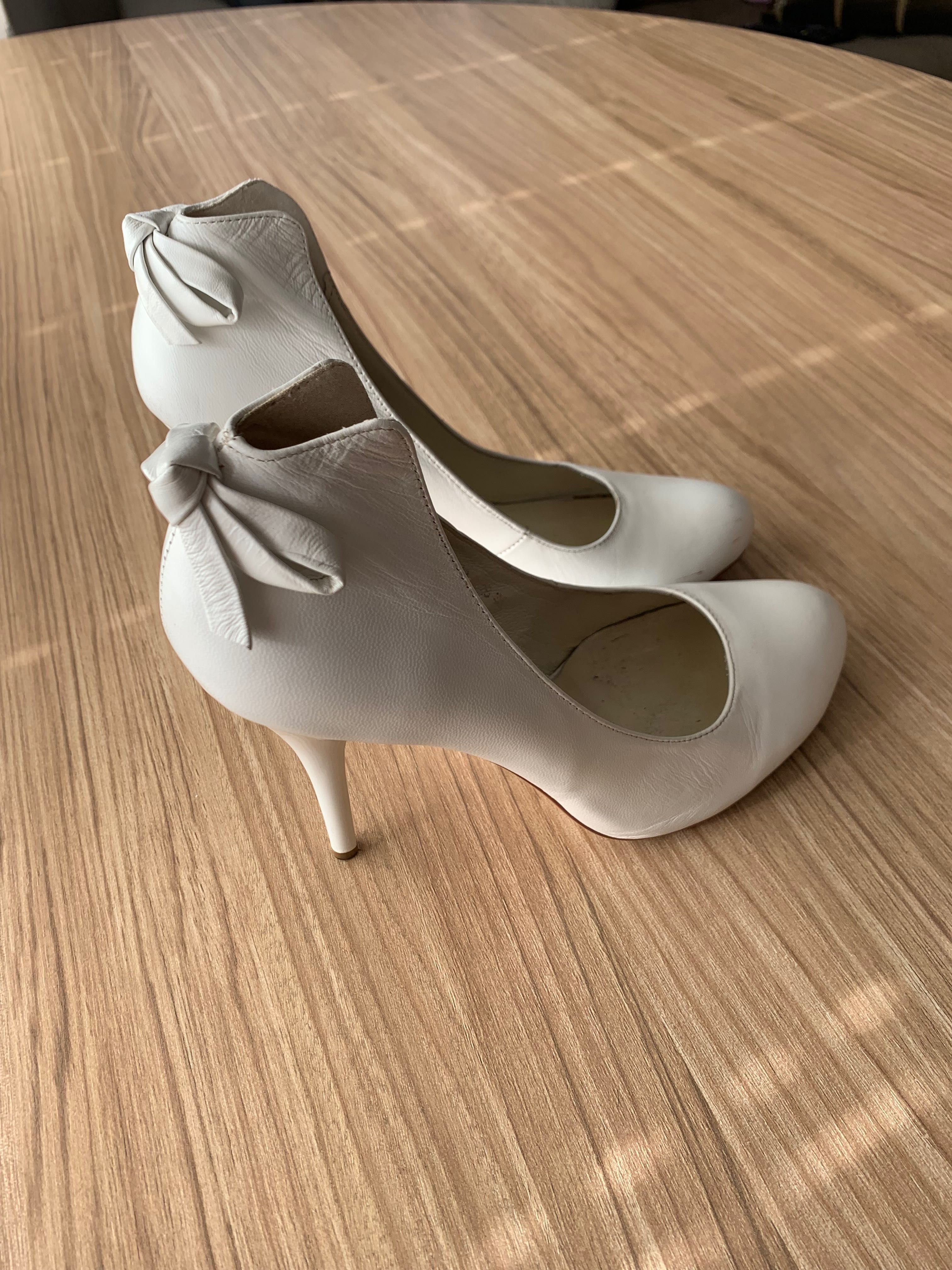 Елегантни бели обувки