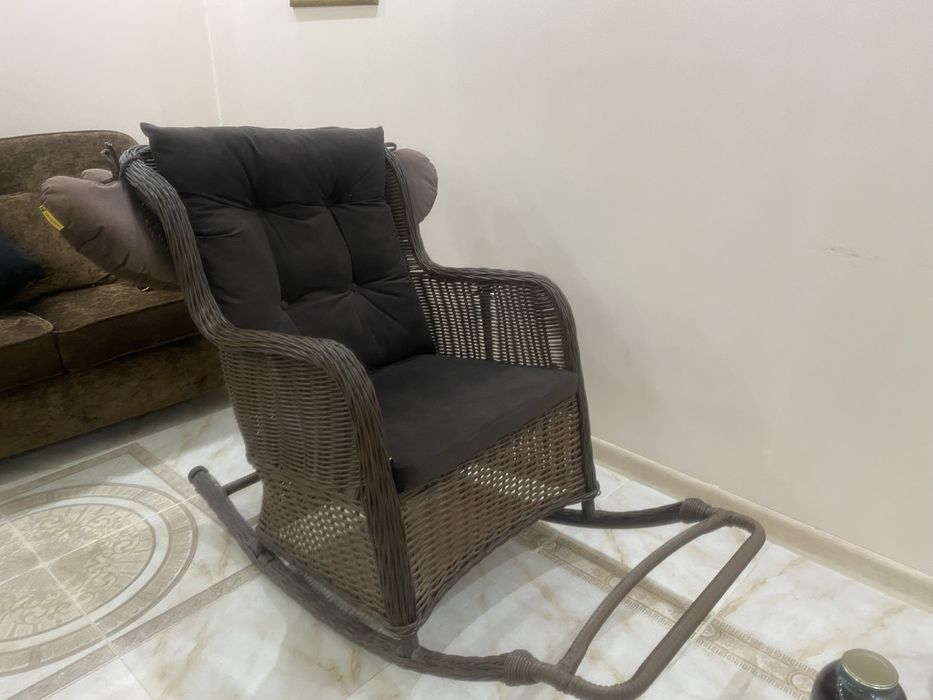 Кресло качалка из ротанга.
