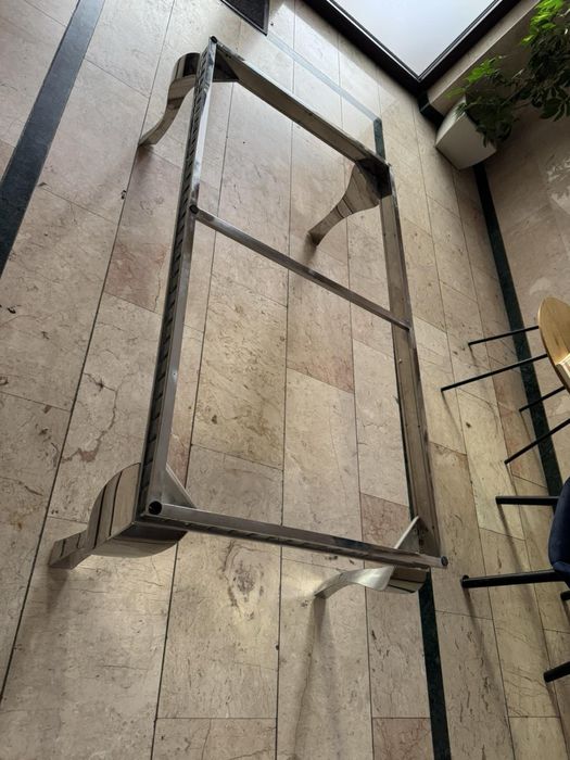 Метална конструкция за маса с плот