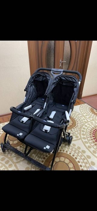 Прогулочная складная коляска для двойняшек Chicco OHlalа Twin.