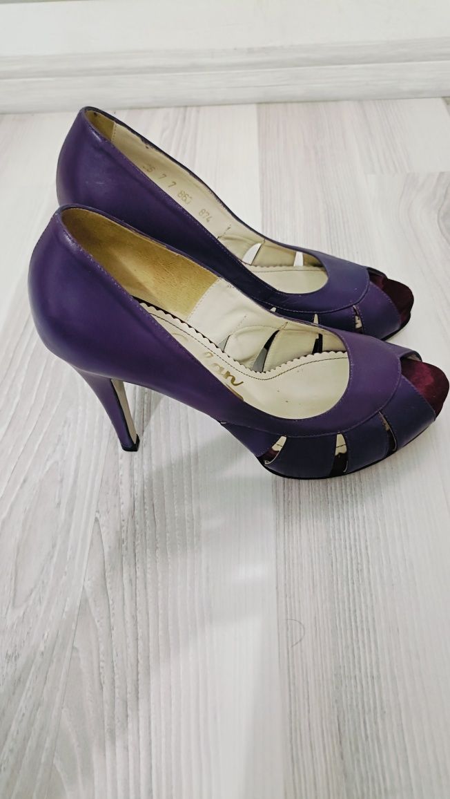 Vand pantofi din piele
