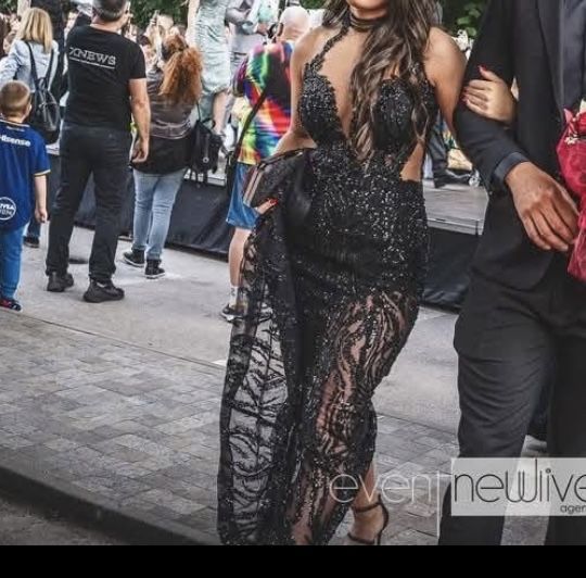 Продавам роклята ми от бала