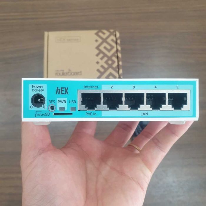MikroTik RB750 Gr3  ( Hex )