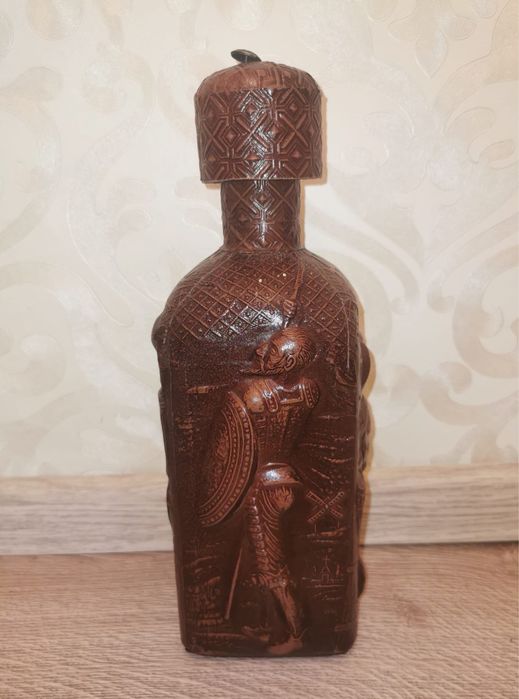 Антикварна бутилка релефна гарафа покрита с естеств. кожа Дон Кихот
