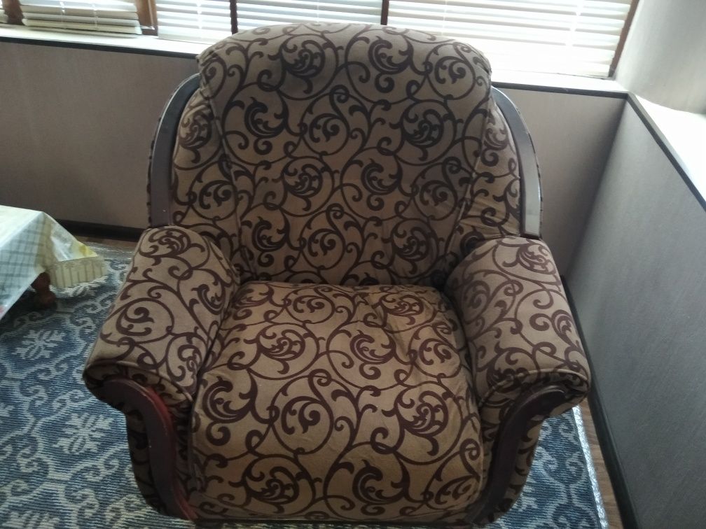 Продается диван и кресло в хорошем состоянии