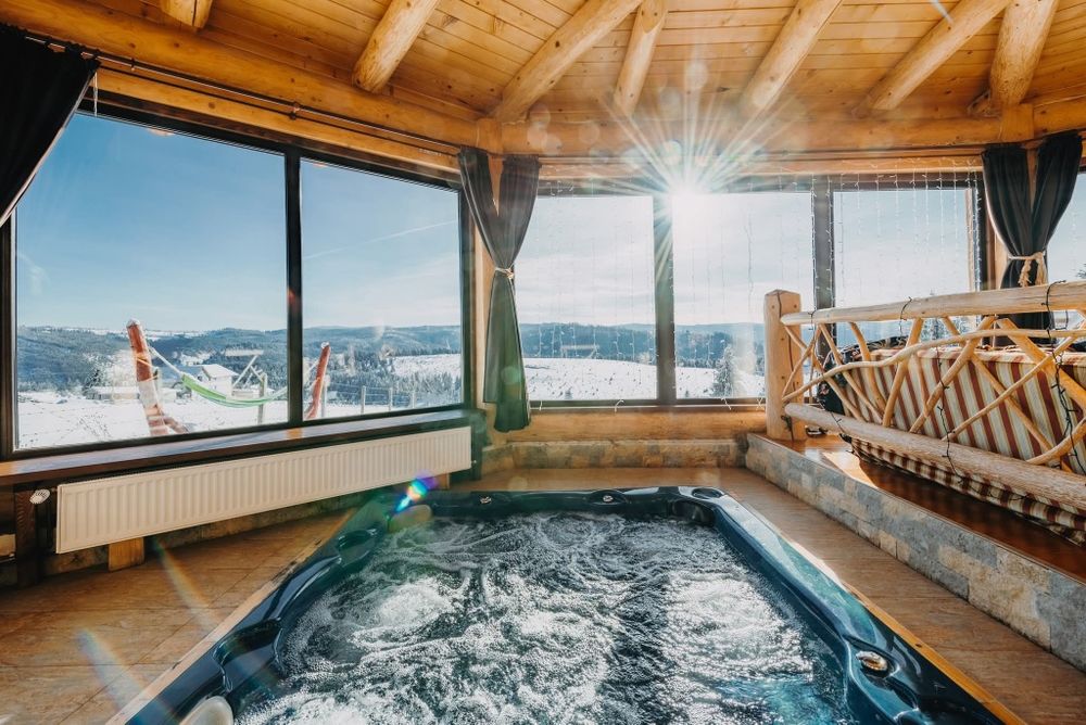 Cabana de inchiriat cu jacuzii, ciubar si sauna. Pensiunea Saranis