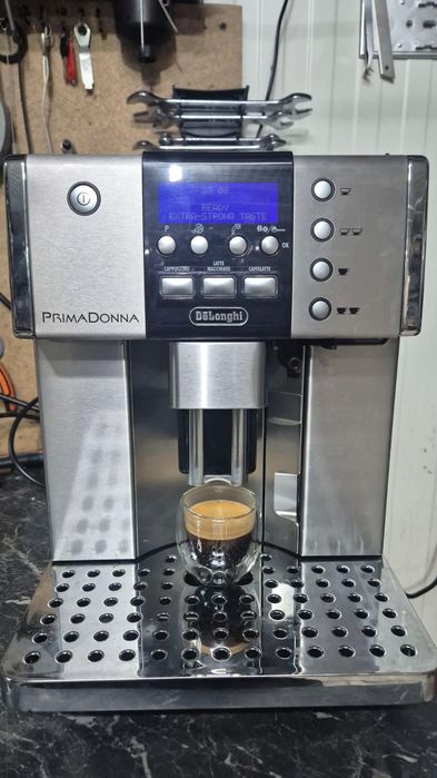 Expresor cafea DeLonghi Prima Donna cu cafea boabe și măcinată