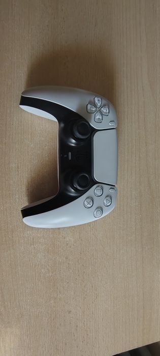 Vând ps 5 cu controller și god of war