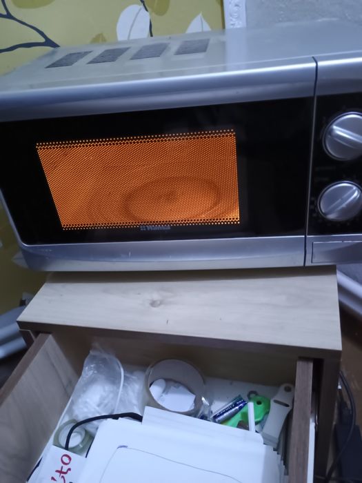 Vând cuptor cu microunde