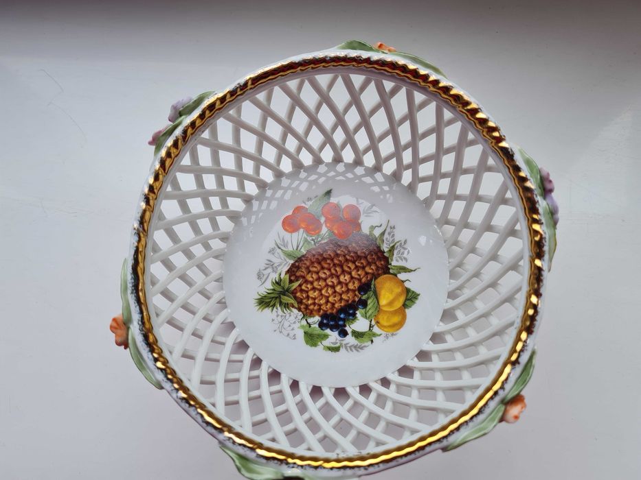 Cosulet din portelan impletit cu flori aplicate